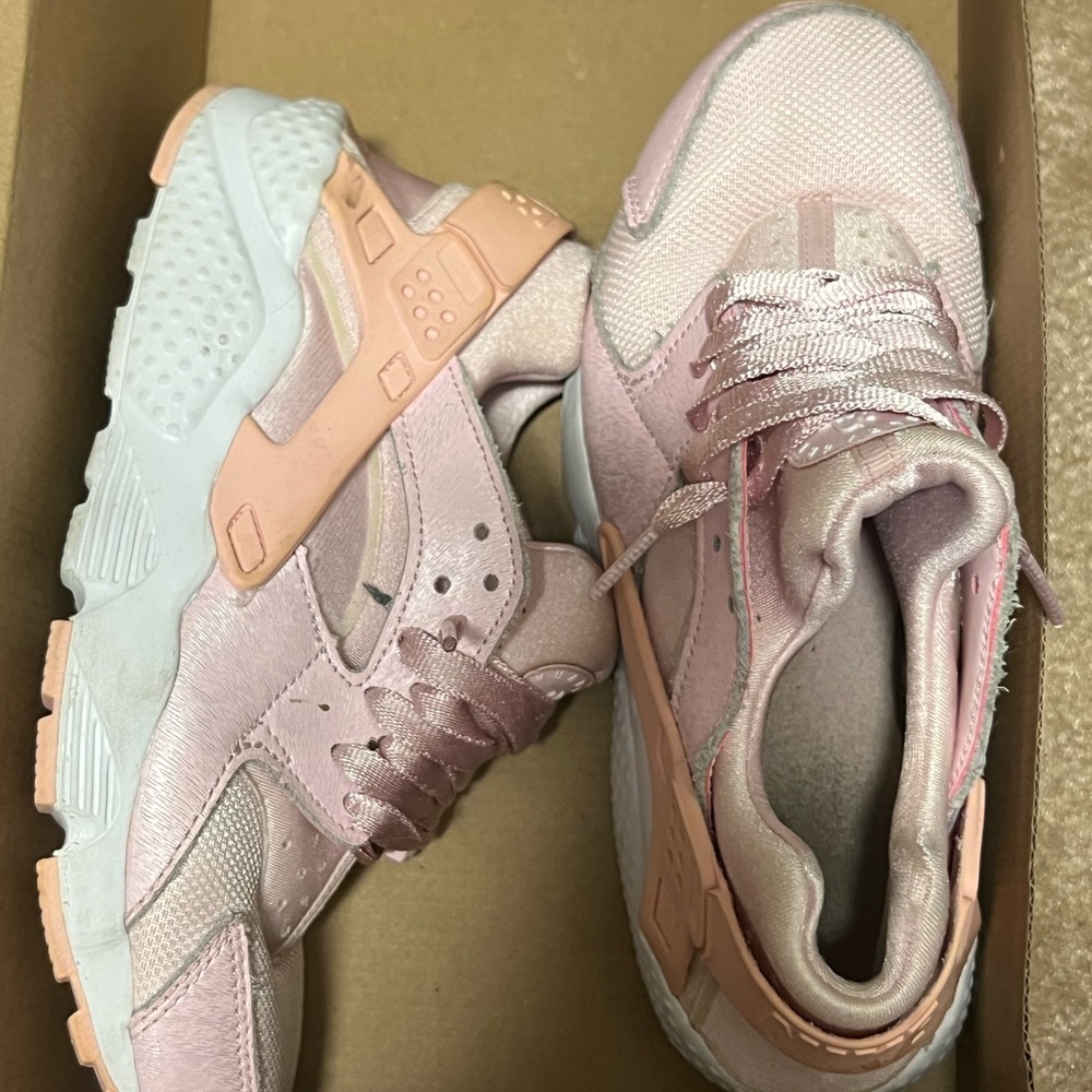 A soft pink size 5 1/2 pair of huaraches